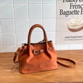 Bolso saco de ante sintético marrón con hebilla metálica y correa ajustable mujer - Marrón
