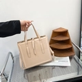 Sac cabas carré minimaliste en cuir beige avec poignées et finitions dorées - Kaki