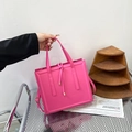 Sac à main carré magenta avec cadre 3D et détail de nœud élégant pour femmes - Rose rouge