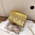 Sac à bandoulière doré à motif crocodile avec fermoir rond en métal et chaîne - Doré