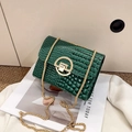 Petit sac bandoulière vert foncé à motif crocodile avec chaîne dorée et fermoir rond - Vert