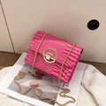 Petit sac bandoulière fuchsia effet croco avec fermoir doré et chaîne - Rose Rouge