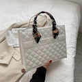 Dettaglio della borsa tote trapuntata bianca con foulard di seta e lettere ricamate - Bianco
