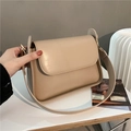 Borsa baguette minimalista beige in ecopelle con tracolla regolabile e dettagli dorati - Cachi