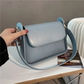 Borsa a tracolla azzurra minimalista con tracolla larga e dettagli in metallo dorato - Blu