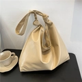 Bolso tote beige minimalista con correa anudada y acabado mate de textura suave - Caqui