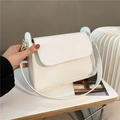 Borsa baguette minimalista bianca in finta pelle con ganci dorati e tracolla larga - Bianco
