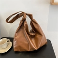 Vista detallada del bolso tote de cuero PU marrón con un elegante nudo en la correa - Marrón