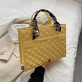 Dettaglio borsa shopper gialla trapuntata con ricamo Forener Love e foulard in seta - Giallo