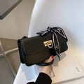 Bolso baguette negro minimalista con hebilla dorada y detalle de pañuelo de seda con H - Negro