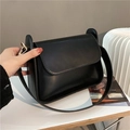Borsa a tracolla nera minimalista con dettagli dorati e ampia tracolla regolabile - Nero