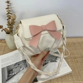 Elegante borsa a tracolla beige con grande fiocco rosa e tracolla intrecciata alla moda - Bianco
