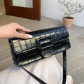 Detalle de bolso de hombro negro con patrón de cocodrilo, acabado brillante y hebilla cuadrada - Negro