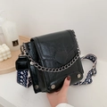 Bolso bandolera de cuero negro con detalle de corazón y correa ancha étnica geométrica - Negro
