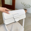 Bolso de hombro blanco con relieve de cocodrilo, solapa rectangular y hebilla de cuero - Blanco