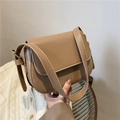 Dettaglio borsa a tracolla retrò kaki in similpelle opaca con finiture in oro chiaro - Cachi