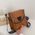 Bolso bandolera vintage de cuero marrón con hebilla de corazón y correa ancha - Marrón
