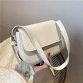 Dettaglio della fibbia dorata regolabile sulla tracolla della borsa crema minimalista - Bianco