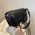 Dettaglio della borsa a tracolla in pelle PU nera con patta e finiture dorate - Nero