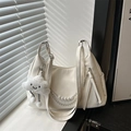 Weiße Schultertasche aus PU-Leder mit Perlenkette und Plüsch-Wolkenanhänger-Detail - Mit Anhänger / Weiß