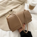 Khakifarbene Baguette-Tasche mit Kroko-Prägung und elegantem goldenem Metallgriff - Khaki
