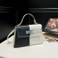 Minimalistische zwart-witte lederen crossbodytas met stijlvolle metalen sluiting - Zwart en Wit