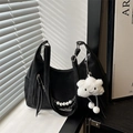 Minimalistische schwarze Nylon-Umhängetasche mit Perlenkette und Wolkenanhänger - Mit Anhänger / Schwarz