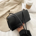 Minimalistische schwarze Baguette-Tasche aus Kunstleder mit Krokoprägung und Golddekor - Schwarz