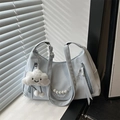Sac hobo bleu clair avec chaîne de perles et breloque nuage en peluche blanche - Sans Pendentif / Bleu