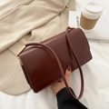 Minimalistische Krokodilmuster Baguette Tasche in Karamellbraun mit Goldschnalle - Dunkelbraun
