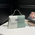 Chique tweekleurige crossbodytas in crème en saliegroen met een zilveren slot - Wit met Groen