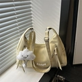 Beige Schultertasche aus Kunstleder mit Quasten-Detail und Plüsch-Wolkenanhänger - Mit Anhänger / Gelb