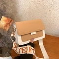 Detalle del bolso color-block con correa de tejido ancha y herrajes dorados elegantes - Caqui