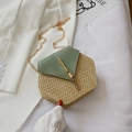 Sac bandoulière hexagonal en paille avec rabat en cuir vert matcha et gland doré - Vert