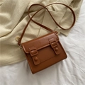 Vue détaillée du sac bandoulière en cuir marron avec doubles boucles et garnitures métalliques - Marron