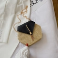 Sac à bandoulière chic en paille beige avec rabat en cuir noir et pompon doré - Noir