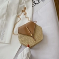 Sac bandoulière hexagonal en paille avec rabat en cuir brun et frange dorée élégante - Marron