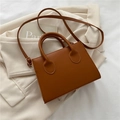 Donkerbruine minimalistische rechthoekige crossbodytas met handvat en matte leerlook - Bruin