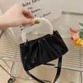 Mini borsa a nuvola nera a pieghe con manico in perle bianche e tracolla regolabile - Nero