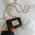 Schwarze Mini-Umhängetasche mit Krokostruktur, goldener Kette und Metallverschluss - Schwarz