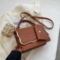 Braune Handtasche mit Krokodilprägung, weißem Wellensaum und passendem kleinen Beutel - Braun