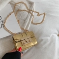 Goldene Mini-Tasche mit Krokodil-Prägung und Metallkette im Lifestyle-Stil - Gold