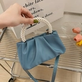 Mini borsa a nuvola azzurra con pieghe, manico in perle e tracolla sottile - Blu