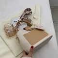 Modieuze crossbody tas in contrastkleuren crème en kaki met brede gedessineerde riem - Wit