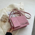 Rosafarbene Umhängetasche mit Kroko-Prägung und kleiner Wellenkante-Zusatztasche - Rosa