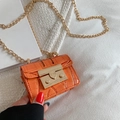 Mini sac bandoulière orange avec texture crocodile et bandoulière chaîne dorée - Orange