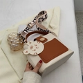 Retro bucket bag in crème wit en bruin leer met een brede grafische logoriem - Bruin