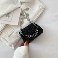 Zwarte mini crossbody tas met 3D bloemstructuur en zilveren kettingdetails - Zwart