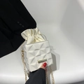 Bolso bandolera vintage blanco acolchado con cadena dorada y cierre de cordón - Blanco