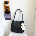 Minimalistische schwarze Achseltasche aus Kunstleder mit süßem weißem Plüschbären - Mit Anhänger / Schwarz